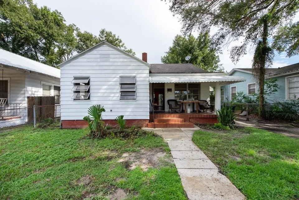 Bungalow exterior before renovation